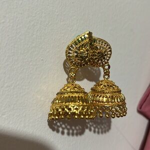 Elegant Gold Filigree Jhumka Earrings.

Goldtoned. Dangling earrings.